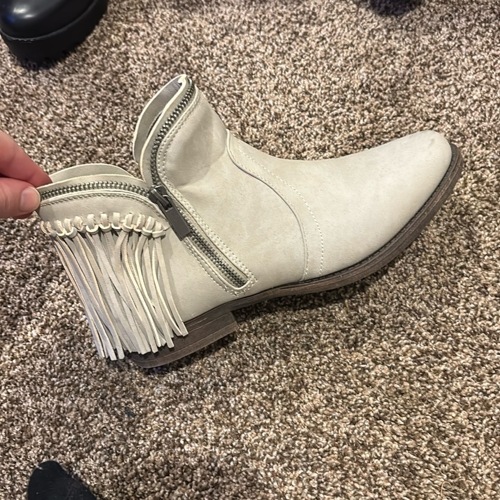 Women’s boots. size 8. Very good condition